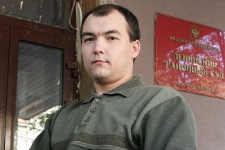 Алексей Михеев возле здания Ленинского районного суда Нижнего Новгорода, ноябрь 2006 года
