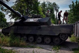 Украинские солдаты чинят танк Leopard 2 в Запорожской области Украины