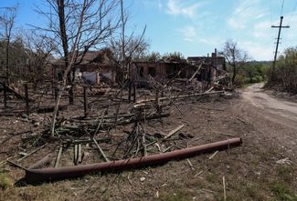 Дома, разрушенные в результате российского удара по поселку Нью-Йорк в Донецкой области