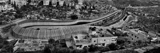 Шоссе № 60 в Бейт-Джале, палестинском городе между Иерусалимом и Вифлеемом. Шоссе соединяет израильские города Беэр Шева и Назарет и пересекает весь Западный берег с юга на север. Для защиты израильских машин над ним возведены особые наклонные бетонные блоки.