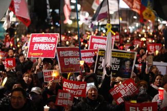 Противники президента Пак Кын Хе на демонстрации накануне оглашения решения Конституционного суда. 9 марта 2017 года