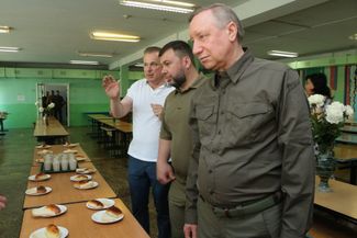 Александр Беглов и назначенный Кремлем глава аннексированной ДНР Денис Пушилин в Мариуполе. Сентябрь 2022 года