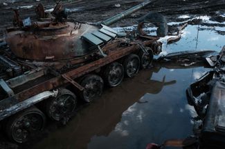 Уничтоженная и брошенная при отступлении российская бронетехника в освобожденном Изюме