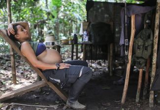 Участница ФАРК Татьяна на седьмом месяце беременности. Она состоит в организации 19 лет, у нее уже есть сын-подросток. Сентябрь 2016 года
