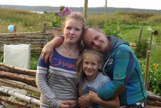Сергей Лукьянов с дочерьми Кристиной (слева) и Сашей (справа)<br>