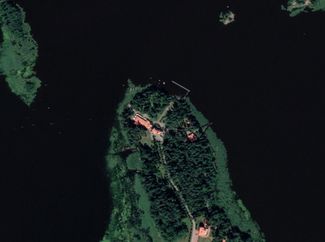 Остров Лодочный в Ленинградской области, в центре — вилла Селлгрена