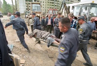 Спасатели на месте взрыва в Волгодонске. 16 сентября 1999 года