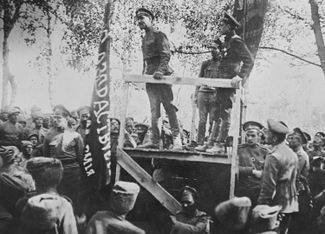 Митинг на фронте во время Первой мировой войны. Российская империя, 27 мая 1917 года, репродукция, точное место съемки не установлено