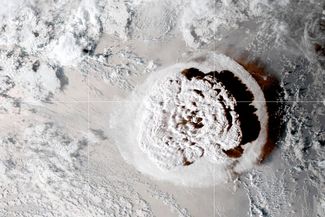 Спутниковый снимок извержения вулкана Хунга-Тонга-Хунга-Хаапай. 15 января 2022 года. 