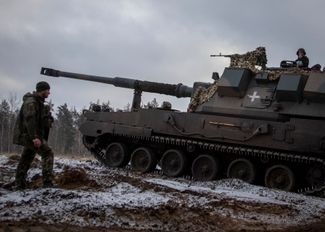 Украинские военные готовятся стрелять по российским позициям из польской самоходной гаубицы Krab