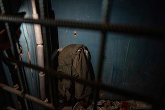 Куртка украинского солдата в одном из помещений изюмской школы № 2