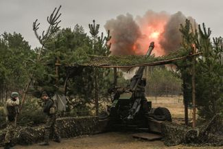 Украинские военные ведут огонь из 155-миллиметровой самодвижущейся гаубицы ТРФ-1 по российским позициям