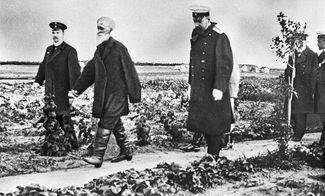 Петр Столыпин (третий слева) во время знакомства с хуторским хозяйством недалеко от Москвы, 1910 год