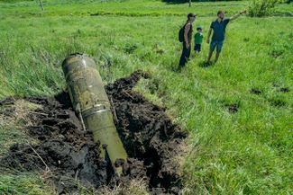 Хвостовой отсек оперативно-тактической ракеты «Точка-У» в Константиновке Донецкой области. Город находится под контролем Украины