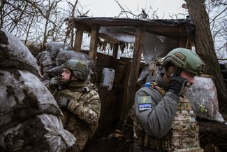 Бойцы 58-й механизированной бригады ВСУ с позывными «Питбуль» и «Даллас» в траншее