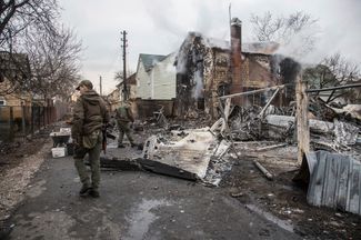 Украинские военнослужащие у обломков сбитого самолета в Киеве