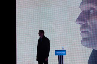 Алексей Навальный 25 августа 2013 года во время предвыборной кампании после выдвижения на пост мэра Москвы от партии «РПР-ПАРНАС». В своей предвыборной <a href="https://www.gazeta.ru/politics/2013/07/01_a_5402685.shtml" target="_blank">программе</a> политик, в частности, обещал сделать прозрачным контроль над всеми расходами бюджета Москвы, расширить полномочия местного самоуправления, пересмотреть миграционную политику города, упростить проведение публичных акций.