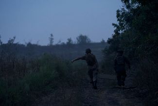 Украинские военные несут боеприпасы на линии фронта под Бахмутом в Донецкой области