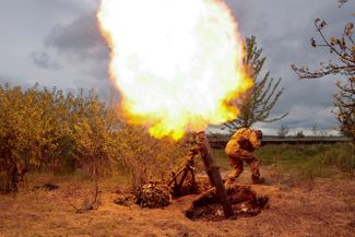 Украинский военнослужащий ведет огонь из миномета
