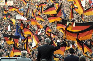 На митинге в Эрфурте во время предвыборной кампании в Восточной Германии. Парламентские выборы 1990 года считаются первыми свободными выборами в ГДР