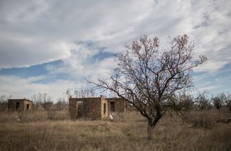 Недостроенные здания на землях, самовольно захваченных татарами