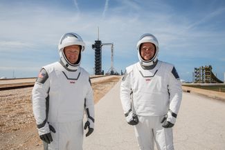 Астронавты NASA Дуглас Херли (слева) и Роберт Бенкен на генеральной репетиции старта в Космическом центре имени Кеннеди во Флориде. 23 мая 2020 года