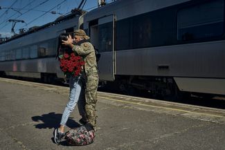 Девушка встречает своего молодого человека на вокзале в Краматорске — ближайшей к линии фронта действующей железнодорожной станции