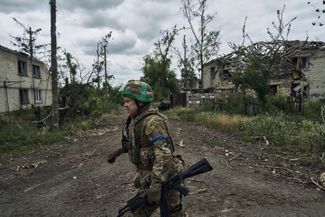 Украинский военный на улицах освобожденного села