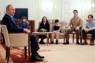 Владимир Путин общается с родственниками российских военных, погибших в ходе боевых действий в Украине