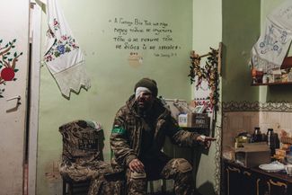 Раненый украинский военный в палате полевого госпиталя под Бахмутом