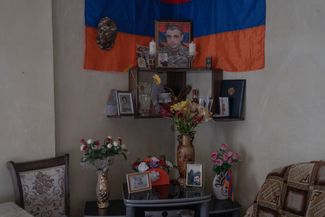 Во время войны 2020 года многие армянские семьи потеряло родных и близких. После войны они начали устраивать мемориалы — и на кладбищах, и у себя дома. Жирайр (Жиро) Балян был одним из трех детей в своей семье. Он погиб в последний день войны. Семья часто навещает его могилу и приносит свежие цветы в гостиную — для него. Мать Жиро говорит, что никогда не закрывает дверь в комнату, боясь, что оставляет там своего ребенка одного. Ттуджур, Армения