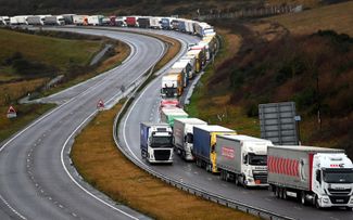 Очередь из грузовиков на шоссе M20, ведущему к порту британского Дувра. 11 декабря 2020 года
