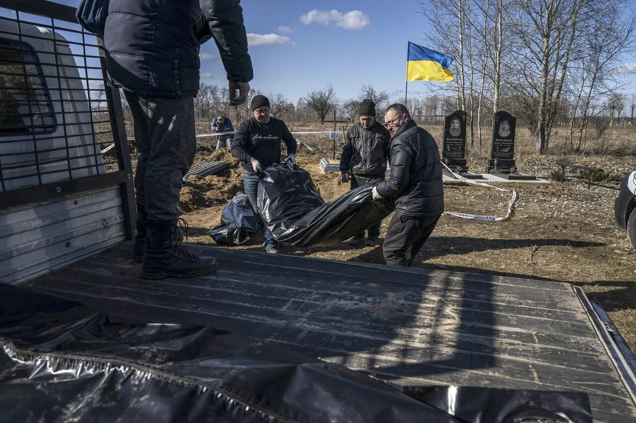 Россия нанесла удар по Запорожью. Разрушен многоэтажный дом, погибли пять  человек. Зеленский назвал обстрел «зверским» и пообещал «военный ответ»  Триста семьдесят второй день войны. Фотографии — Meduza