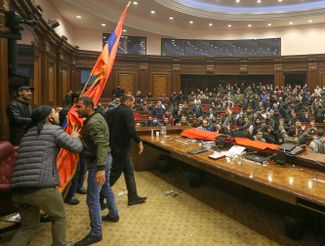 Протестующие в здании парламента Армении