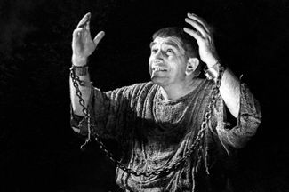 Армен Джигарханян в роли Сократа в спектакле «Беседы с Сократом» в постановке театра имени Маяковского. 1975 год