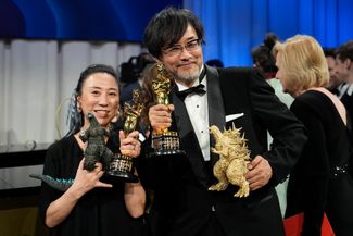 Продюсер Киёко Сибуя и режиссер Такаси Ямадзаки с «Оскарами» за фильм «Годзилла минус один». 10 марта 2024 года
