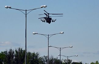 Военный вертолет над Новой Таволжанкой