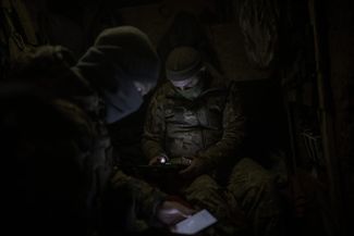 Украинские военные управляют беспилотниками. Декабрь 2023 года.
