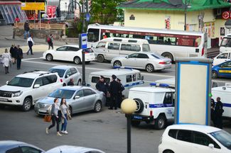 Полицейские машины на привокзальной площади Владивостока, где изначально должна была проходить встреча Леонида Волкова с волонтерами, 15 мая 2017 года