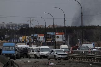Брошенные машины на дороге в Ирпени, откуда 7 марта эвакуировали две тысячи мирных жителей