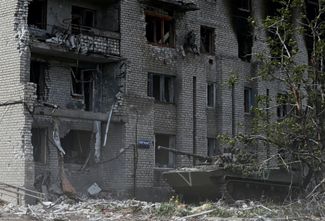Российская боевая техника перед жилым домом в городе Попасная Луганской области. Попасная взята российскими войсками