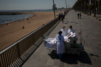 Медики из больницы Hospital del Mar в Барселоне вывезли пациента Франциско Эспана на свежий воздух (с видом на Средиземное море) — после двух месяцев на аппарате искусственного дыхания из-за коронавируса. 4 сентября 2020 года