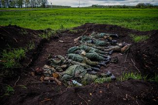 Тела 11 российских солдат, найденных в селе Ольховка после ухода российских войск. Харьковская область, 9 мая 2022 года