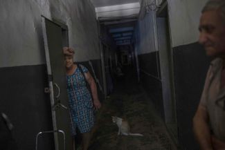 Оставшиеся жители одного из домов Соледара прячутся в подвале. За город идут тяжелые бои. 10 августа самопровозглашенные ЛНР и ДНР объявили, что их войска уже находятся в городской черте Соледара и Бахмута