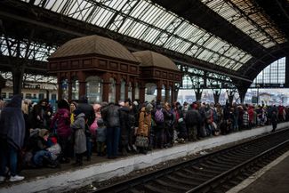Люди ждут поезда на львовском вокзале. 27 февраля 2022 года