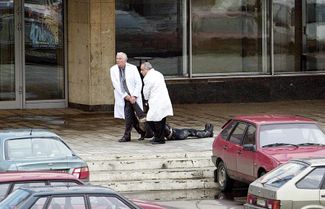 К полуночи 25 октября заложникам передают медикаменты и гигиенические средства — для этого террористы пропускают в здание хирурга Леонида Рошаля.
