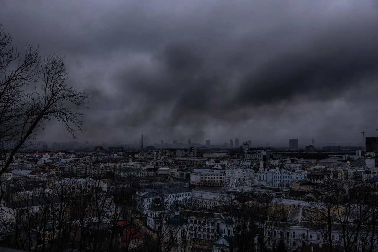 Горящие квартиры, уничтоженные автомобили и дым над городом — вот как  выглядят Киев и Харьков после российского ракетного удара Шестьсот  семьдесят восьмой день войны. Фотографии — Meduza