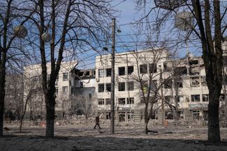 Разрушенный авиаударами Дом Связи на проспекте Мира в Мариуполе. 13 марта 2022 года