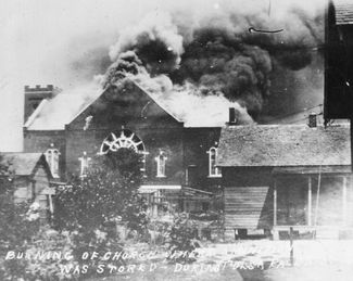 Горящая церковь в чернокожем районе Талсы во время погромов. 1 июня 1921 года