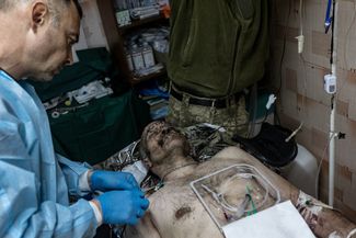Раненный в Бахмуте украинский военный. Российские силы в последние дни непрерывно наносят артиллерийские удары по западным окраинам города и дорогам, связывающим почти окруженный Бахмут с «большой землей»